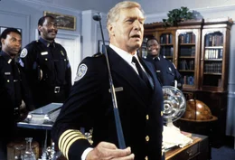 Bei den Feierlichkeiten f&uuml;r seine Verdienste als Leiter der Police Academy ben&ouml;tigt Kommandant Lassard (George Gaynes, r.) schon bald die Hilfe seiner Chaotentruppe, insbesondere die von Hightower (Bubba Smith, M.) und Jones (Michael Winslow, l.) ...