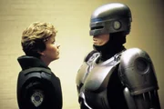 Lewis (Nancy Allen), Murphy (Peter Weller)