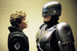 Lewis (Nancy Allen), Murphy (Peter Weller)