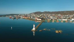 Der Hafen von Saint-Pierre. In der Hauptstadt des Archipels leben die meisten der knapp 6000 Einwohner.