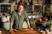 Jamie Oliver mit einer Birnen-Tarte-Tatin.