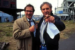 G&ouml;tz George (l.) und Harald Juhnke (r.) bei Dreharbeiten zu "Schtonk". Die Geschichte um die gef&auml;lschten Hitlertageb&uuml;cher wurde 1992 mit einem Staraufgebot deutscher Leinwandhelden unter der Regie von Helmut Dietl inszeniert.
