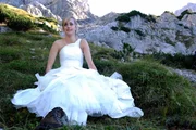 Susanne (Judith Richter), die kurz vor ihrer Trauung Zweifel gepackt haben, ist in die Berge geflüchtet.