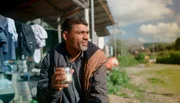 Naveed aus Pakistan erntet Oliven in Griechenland.