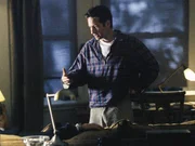 Als Doggett von einem geheimnisvollen Unbekannten attackiert wird, vermutet er, dass der Eindringling Mulder (David Duchovny) sei, doch Scully ist vom Gegenteil überzeugt ... Als Doggett von einem geheimnisvollen Unbekannten attackiert wird, vermutet er, dass der Eindringling Mulder (David Duchovny) sei, doch Scully ist vom Gegenteil überzeugt ...