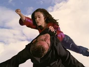 Phoebe (Alyssa Milano, oben) nutzt ihre neu gewonnene Fähigkeit, um Dragon (Marcus Graham, unten) zu überwältigen.