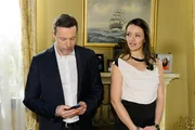 Mitten in seiner Verlobungsfeier mit Jenny (Kaja Schmidt-Tychsen) bekommt David (Andreas Hofer) die Nachricht, dass Joscha etwas zugestoßen ist.