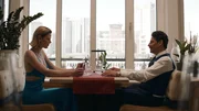 Franzi (Llewelyn Reichman) trifft einen imaginierten Mann (Christoph Gawenda) in einem Café in Frankfurt.