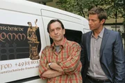 Kommissar Hansen (Igor Jeftic, r.) kann Ulrich Fromm (Peter Weiss, l.) nachweisen, dass er am Tatort war.
