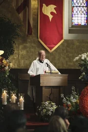 Karls Beerdigung findet statt. Der Priester (Jeff Doucette) erzählt davon, dass Tragödien Menschen oftmals dazu verleiten, sich zu fragen, inwiefern ihr Leben anders verlaufen wäre, hätte man andere Entscheidungen getroffen.