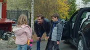 Nicos Vater möchte seine Kinder und auch Sigrid (Maria Ross) zu einem Ausflug mitnehmen.