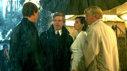 John Gage (Robert Redford, 2. v. li.) stellt sich zwischen Diana (Demi Moore) und David (Woody Harrelson, li.).