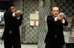 Die ausgebufften Agenten K (Tommy Lee Jones, r.) und J (Will Smith, l.) sollen eine gigantische Kakerlake vernichten ...