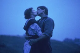 Tag f&uuml;r Tag wachsen Johns (Harrison Ford, r.) Gef&uuml;hle f&uuml;r die sch&ouml;ne Rachel Lapp (Kelly McGillis, l.) ...