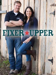 Portrait von Fixer Upper zeigt Chip und Joanna Gaines; Hochformat. Zu sehen in der HGTV-Sendung Fixer Upper.