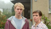Allem Anschein nach hat der Nachbarsjunge Paul Dornlitz (Bruno Alexander, l.) Juliane Schöller angehimmelt und ihr Blumen geschickt. Hat der Junge etwas mit dem Mord an Falk Schöller zu tun? Seine Mutter, Jutta Dornlitz (Gisela Aderhold, r.), gibt ihm ein Alibi. Aber sagt sie die Wahrheit, oder will sie ihren Sohn nur beschützen?