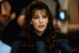 Die Halb-Betazoidin Deanna Troi (Marina Sirtis) ist als psychologische Beraterin auf der Enterprise NCC-1701-D t&auml;tig.