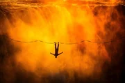 Faszinierende Perspektive – Slackliner Lukas Irmler überquert die Viktoriafälle an der Grenze von Simbabwe und Sambia. Faszinierende Perspektive – Slackliner Lukas Irmler überquert die Viktoriafälle an der Grenze von Simbabwe und Sambia.