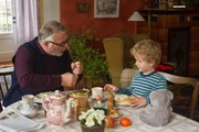 Opa Karl (Peter Rauch) und Felix (Piet Eckert) frühstücken.