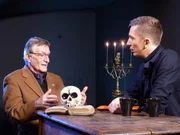 Blut, Schatten, unheimliche Geräusche! Gruselfilme lassen uns das Blut in den Adern gefrieren! Wir schwanken zwischen Ausmachen und dem Zwang, hinschauen zu müssen. Aber wieso funktioniert das mit dem Grusel überhaupt? "pur+"-Moderator Eric Mayer bekommt von Psychologe und Grusel-Experte Prof. Dr. Walschburger Antworten darauf.