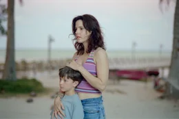 Auch Molly Graham (Mary-Louise Parker) und ihr Sohn Josh (Tyler Patrick Jones) werden in das Visier des Killers geraten.
