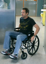 Dr. House im Rollstuhl: Hugh Laurie als Dr. Gregory House Dr. House im Rollstuhl: Hugh Laurie als Dr. Gregory House