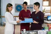 Manja Kuhn (Morgane Ferru, l.) stellt sich als neue Kollegin bei Theresa (Katharina Nesytowa, r.) und Vivi (Jane Chirwa, M.) vor und übernimmt sogleich die ersten Aufgaben.