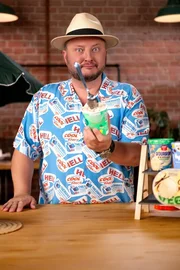 Produktentwickler Sebastian Lege nimmt verschiedene vegane Eissorten unter die Lupe.