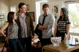 (L to R) Violet (EMILY BLUNT) and Tom (JASON SEGEL) welcome Alex (CHRIS PRATT) and Suzie (ALISON BRIE) in The Five-Year Engagement, the new irreverent comedy that reteams the director and writer/star of Forgetting Sarah Marshall. Credit: Glen Wilson