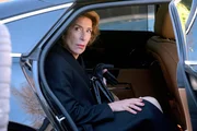 Stella (Adele Neuhauser) sitzt im Fond ihrer Limousine, zur Abfahrt bereit.