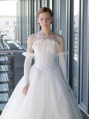 Um die Zuneigung ihrer Schwiegermutter zu gewinnen, l&auml;sst sich Rebecca (Katharina Sch&uuml;ttler) sogar &uuml;berreden, deren Brautkleid zu tragen. Doch dann eskaliert die Situation ...