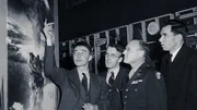 Robert Oppenheimer erklärt Regierungsvertretern das Prinzip der Atombombe