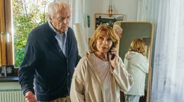 Marianne (Senta Berger, re.) erf&auml;hrt von der Kassiererin, dass G&uuml;nter (G&uuml;nther Maria Halmer, li.) den K&auml;se vergessen hat.