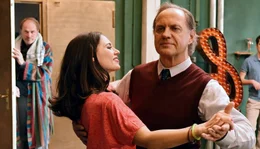 Joachim (Uwe Ochsenknecht, rechts) kann Walzer tanzen, Multitalent Martha (Sonia Diaz) alles! Hans (Herbert Knaup) schaut zu.