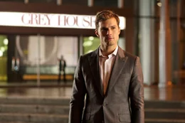 Christian Grey (Jamie Dornan) ist der Mann mit vielen Facetten, bei dem sich die Welt um Eleganz, Reichtum und Makellosigkeit dreht. In seinem tiefsten Inneren verbirgt er jedoch eine dunkle Seite...