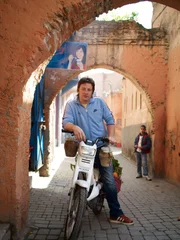 Die Serie mit Jamie Oliver ist ein einziges Abenteuer. In jeder Folge erforscht der Kult-Koch die Küche eines anderen Landes und macht dabei aufregende Entdeckungen. Zunächst lernt er in Marokko eine völlig andere Esskultur kennen.