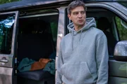 Moritz Brück (Robert Finster) steht vor seinem Campingwagen und wartet auf seinen Sohn Theo. Moritz Brück (Robert Finster) steht vor seinem Campingwagen und wartet auf seinen Sohn Theo.