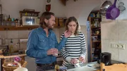 Thomas Preuss (Tobias Kay, l.) rückt immer mehr in den Fokus der Ermittlungen. Allem Anschein nach hat er die Trennung von Alexandra nicht akzeptiert und soll in der Vergangenheit sogar gewalttätig geworden sein. Doch würde er seiner geliebten Tochter Ella (Josepha Walter, r.) wirklich die Mutter nehmen?
