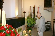 Dr. Otto Habsburg vor dem Sarg von Kaiser Karl I..