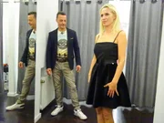 Andrea ist zusammen mit Shoppingbegleitung Reiner auf der Suche nach dem perfekten Outfit.
