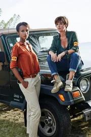 Die temperamentvolle Gaëlle Crivelli (Beatrice de la Boulaye, r.) muss lernen, dass sie von nun an keine Alleingänge mehr machen darf. Ihre neue Vorgesetze Mélissa Sainte-Rose (Sonia Rolland, l.) hat immer ein Auge auf sie.