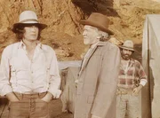 Charles (Michael Landon, l.) und Mr. Edwards (Victor French, r.) haben endlich Arbeit gefunden. Allerdings verschweigt ihnen Mr. Benson (Darrell Zwerling) die Risiken bei der Sprengung.