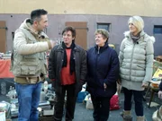Trödelexperte Mauro Corradino (li.) steht Ute (2.v.li.), Lilly (2.v.re.) und Nina (re.) mit Rat und Tat zur Seite