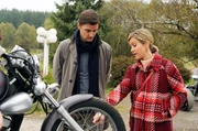 Klara (Wolke Hegenbarth, rechts) zeigt ihrem Chef Lauer (Marc Oliver Schulze), dass an den Bremsen des Unfallmotorrads geschraubt wurde.
