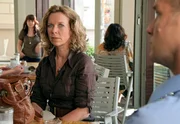 Nadja (Marion Kracht, l.) beobachtet im Café Ralf Rogatzky (Johannes Steck, r.). Ist er Marthes Freund?