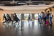 Die Tanzschüler aus Paris (r.) schauen bewundernd der CJ Compagnie beim Tanzen zu. Mit diesen Profis dürfen sie in den nächsten Wochen in einem Workshop trainieren.