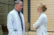 Bea Hölsch (Daniela Wutte, re.) ist mit Fieber umgekippt und hat sich einen Schlüsselbeinbruch zugezogen. Ihren behandelnden Arzt Dr. Martin Stein (Bernhard Bettermann, li.) bringt sie mit ihrem sehr anschmachtenden Verhalten in eine ziemlich unangenehme Situation. Auch Dr. Kathrin Globisch (Andrea Kathrin Loewig, mi.) ist ziemlich irritiert.
