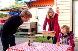Sohn Thorben (Leo Pérez-Kallscheuer, re.) m&ouml;chte seine Mutter Linda (Marlene Morreis, Mitte) mit seinem Lehrer Kreindel (Kai Ivo Baulitz) verkuppeln.