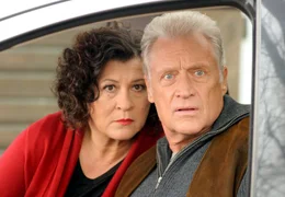 Rosa Sch&auml;tzlein (Eva Mattes) und Frido Schulz (Robert Atzorn) trauen ihren Augen nicht...