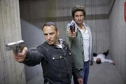 Semir (Erdogan Atalay, l.) und Ben (Tom Beck) verfolgen die Gangster durch die Gänge. Wird es ihnen gelingen, Gochmann zu stellen und Niels zu befreien?